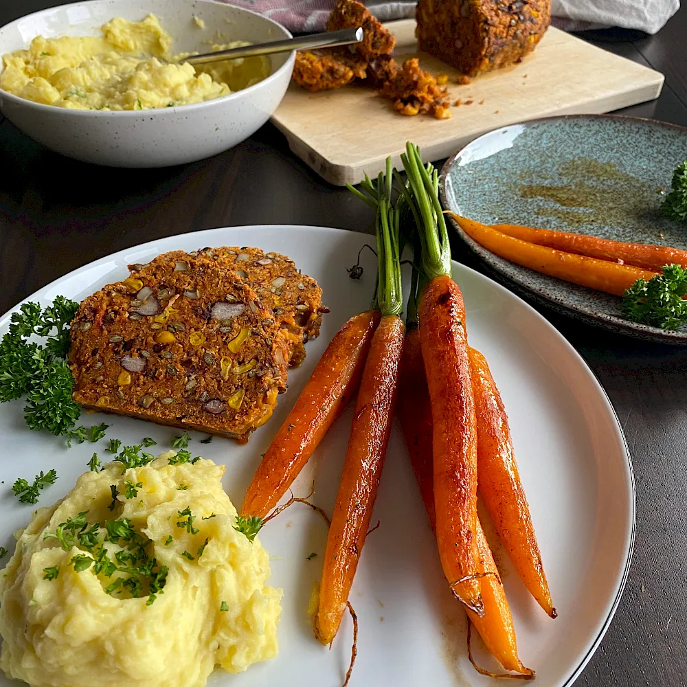 Vegetarischer Braten aus Bohnen mit Kartoffelbrei und M&ouml;hren