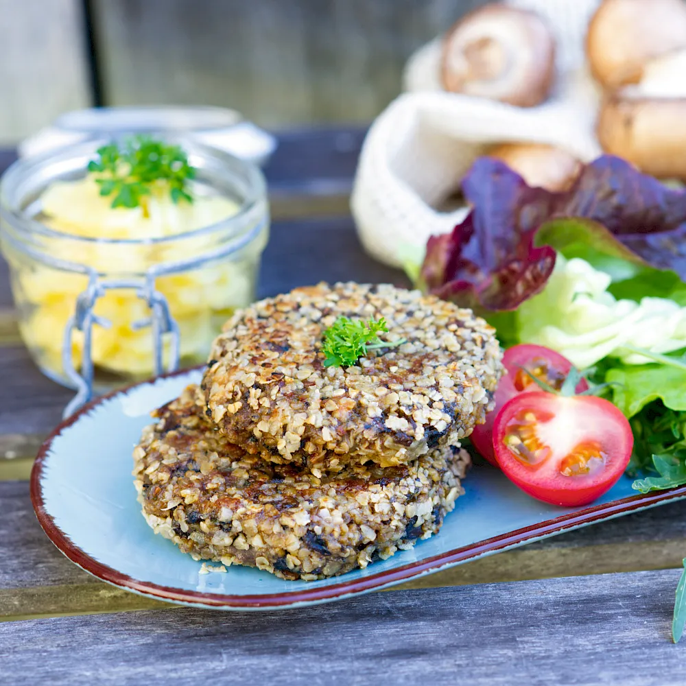 Haferflockenbratling mit frischem Gem&uuml;se und Kartoffeln