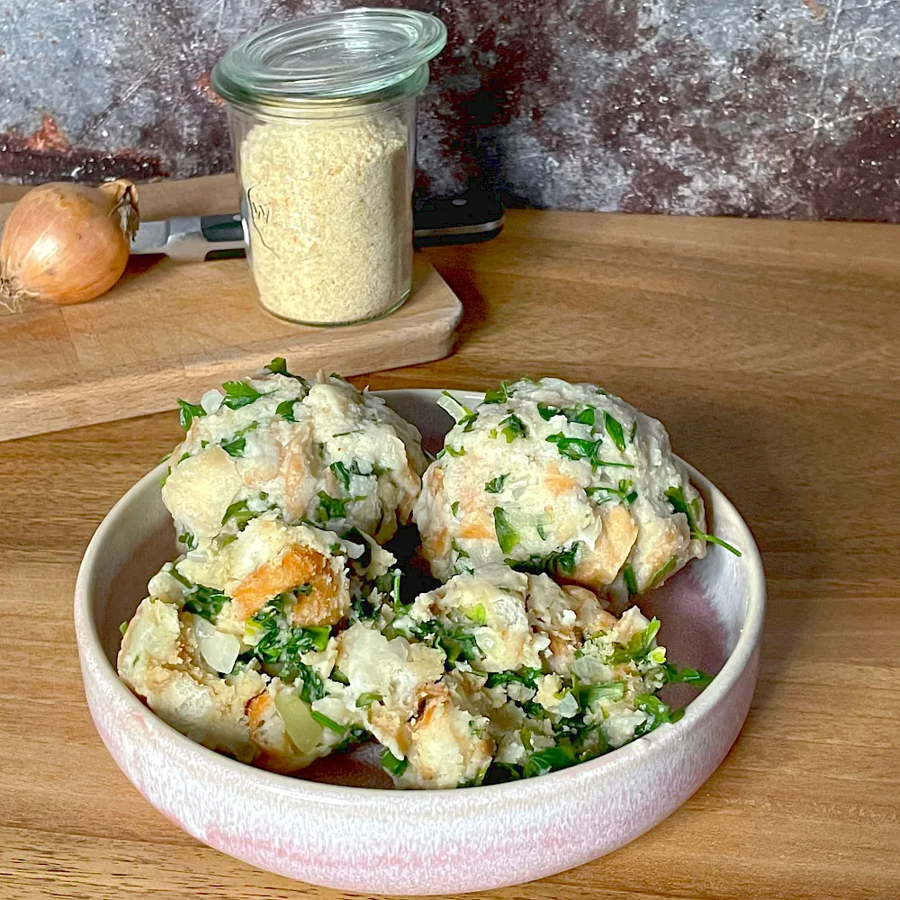 Semmelkn&ouml;del mit Petersilie