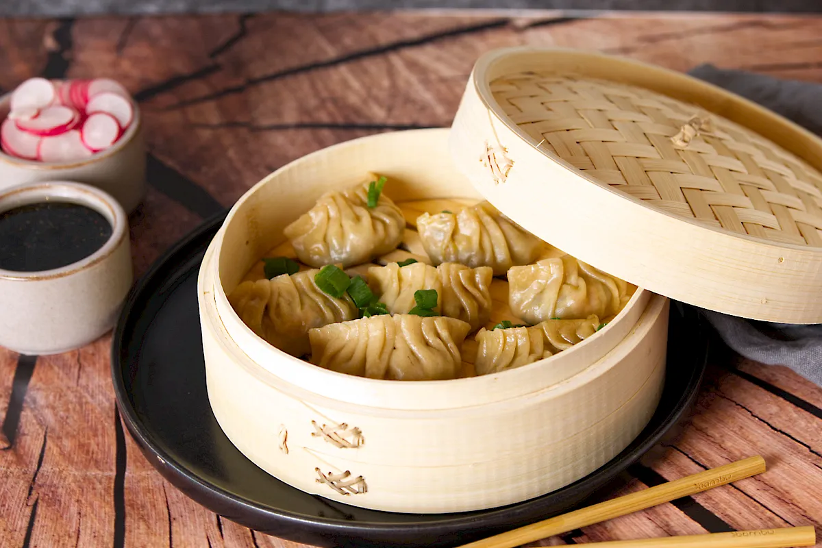 Jaozi mit Gemüsefüllung im Dampfkörbchen