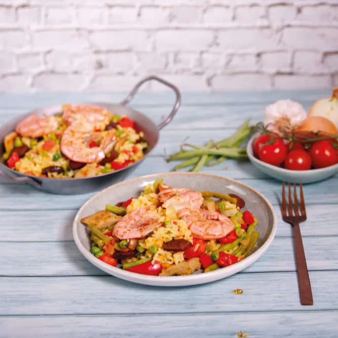Eine klassische Paella mixta mit Gefl&uuml;gel und Garnelen