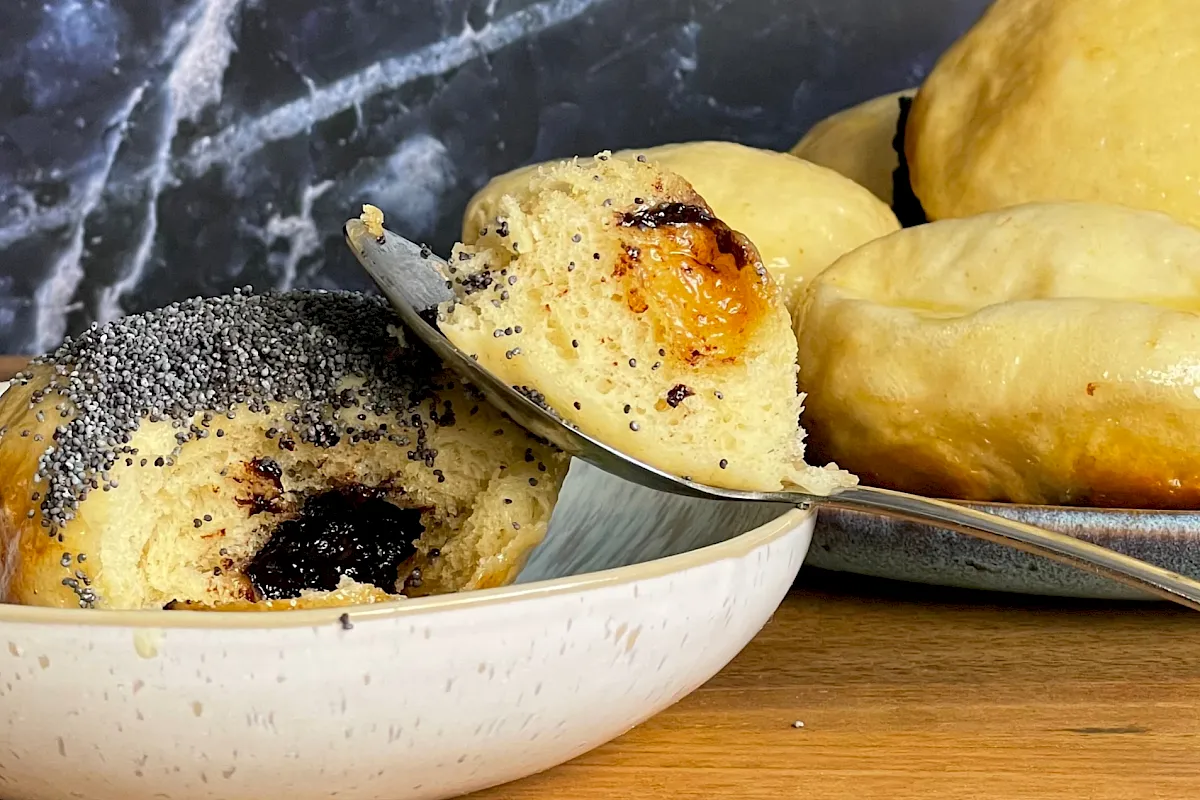 Germkn&ouml;del mit Zwetschgenmus: eine warme Hefes&uuml;&szlig;speise f&uuml;r den Herbst