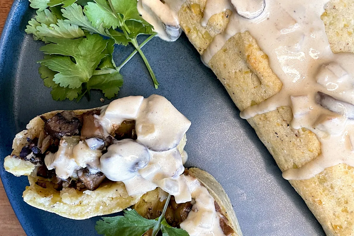 Leckere Kartoffel-Pilz-Rolle mit einem feinen Teig aus Kartoffeln und Griße, gefüllt mit verschiedenen Pilzen