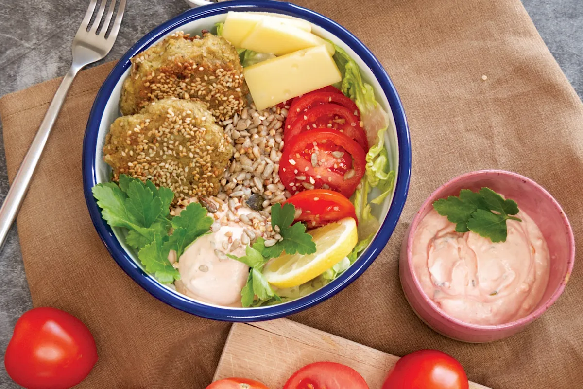 Eine lecker Bowl auf Salatbasis mit Gerstengraupen und Gr&uuml;nkern.
