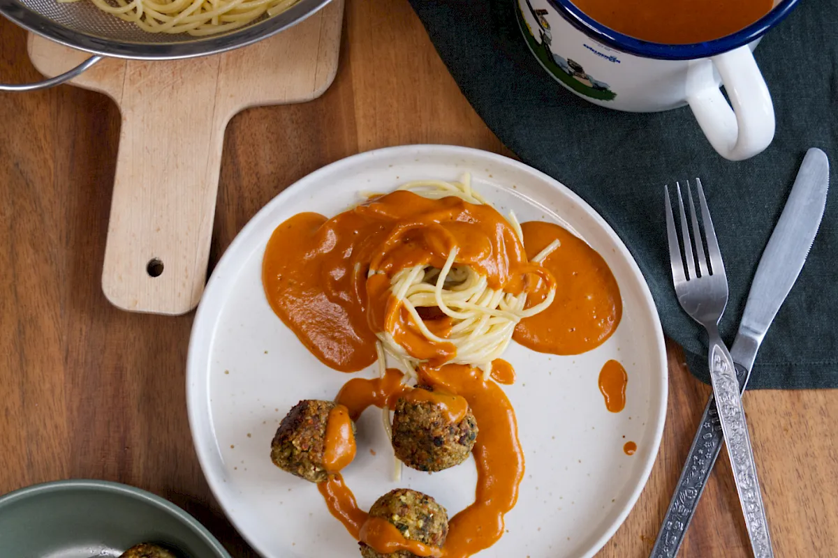 Vegane Meatballs mit Tomatenso&szlig;e