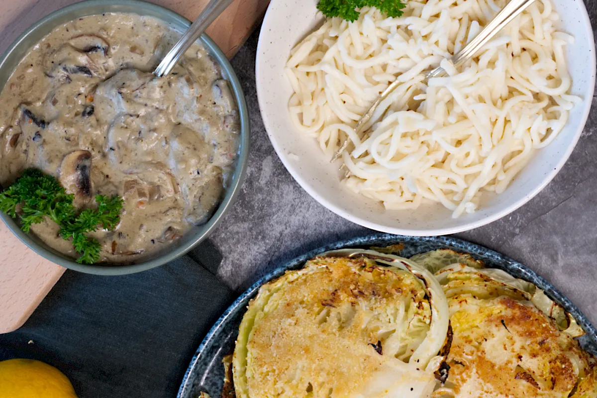 Knuspriger Wirsing trifft auf zarte Dinkelsp&auml;tzle und eine cremige Pilzrahmsauce &ndash; ein herbstliches Wohlf&uuml;hlgericht voller Geschmack! Perfekt f&uuml;r alle, die saisonale K&uuml;che lieben.
