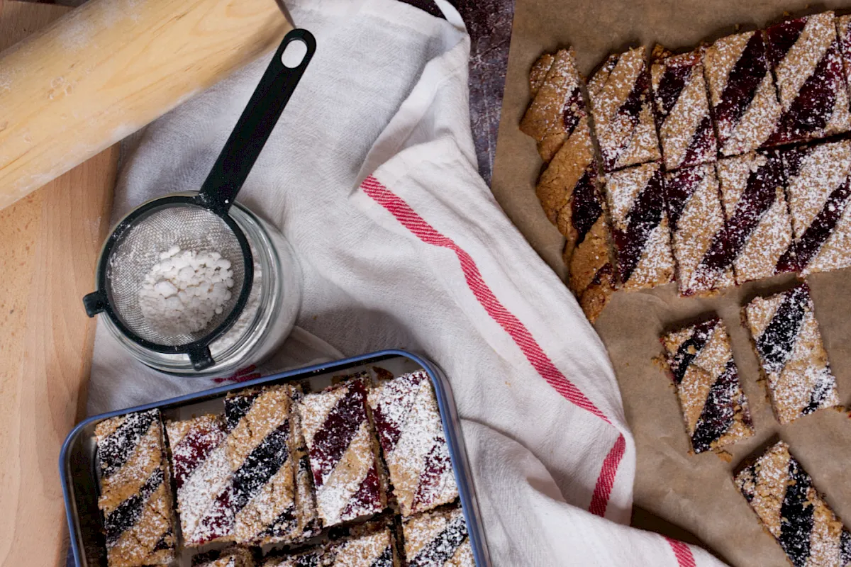 Linzer-Weihnachtskekse: Ein zarter M&uuml;rbeteig mit Mandeln, bestrichen mit fruchtiger Marmelade und verziert mit einem Teiggitter &ndash; goldbraun gebacken und himmlisch lecker!
