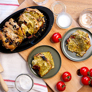 Herzhaft, aromatisch und perfekt zum Teilen &ndash; dieses Pesto-Zupfbrot mit K&auml;se und getrockneten Tomaten ist ein Highlight f&uuml;r jede Tafel. Einfach abzupfen und genie&szlig;en!