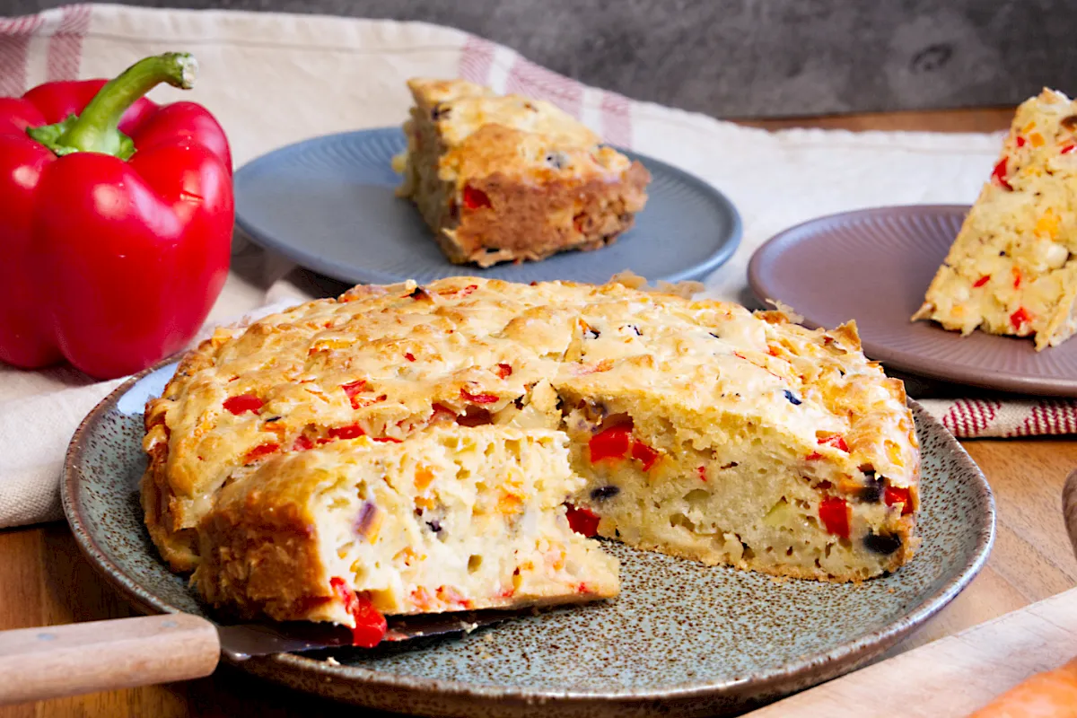 Herzhaft, fluffig und voller Geschmack – dieser Gemüsekuchen kombiniert saftigen Rührteig mit buntem Gemüse und Käse. Perfekt als herzhafte Alternative zum süßen Kuchen!