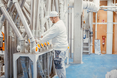 Ein Müller in der Spielberger Mühle