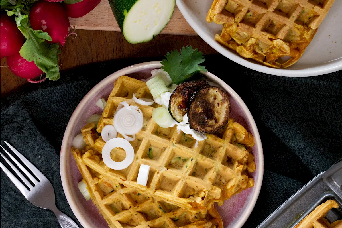 Diese herzhaften Waffeln sind außen knusprig und innen wunderbar saftig – dank frisch geraspeltem Gemüse. Schnell gemacht, gesund und ideal zum Mitnehmen oder als leichte Mahlzeit mit Dip und Salat!