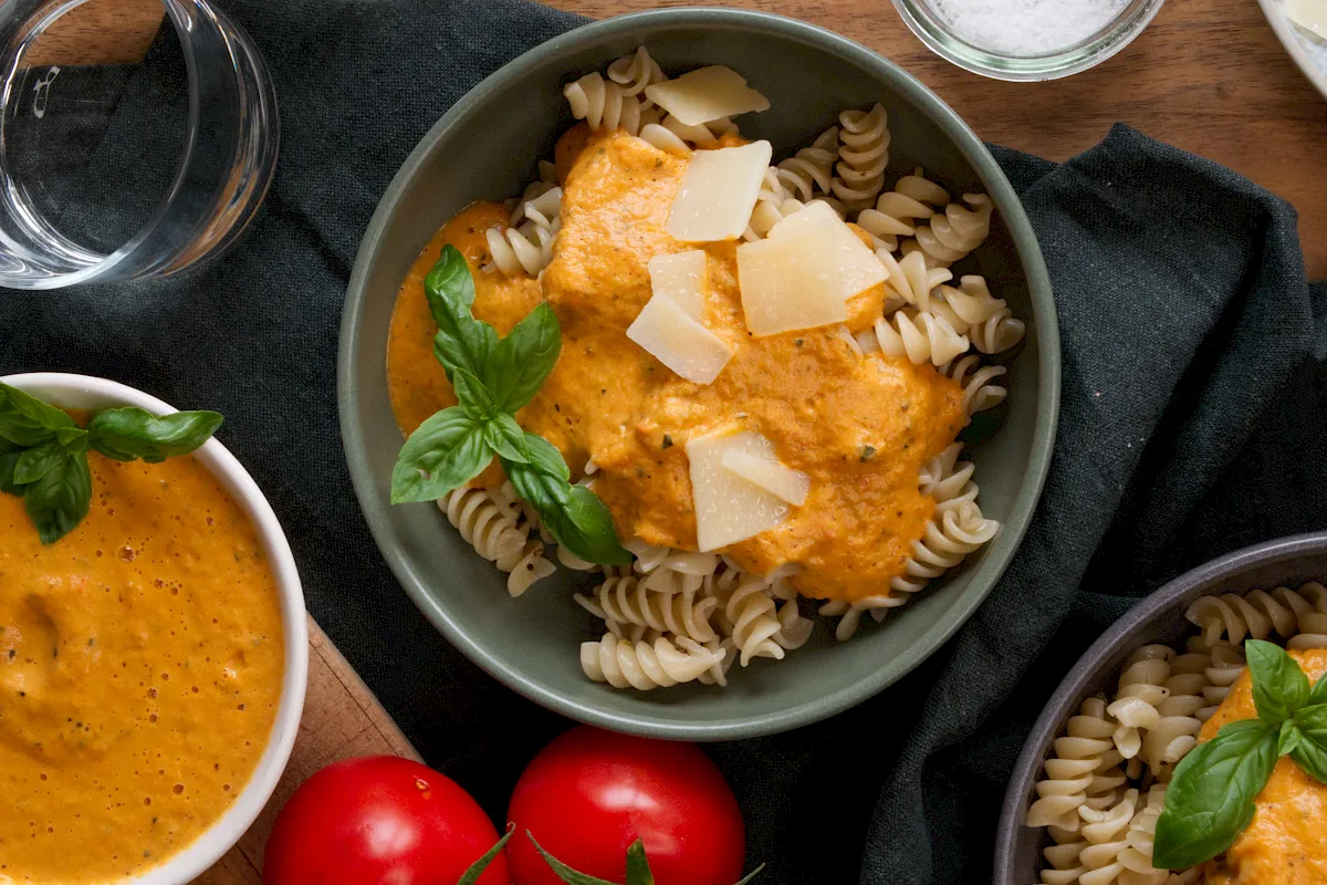 Ofen-Tomatenso&szlig;e mit Frischk&auml;se auf Spirellinudeln